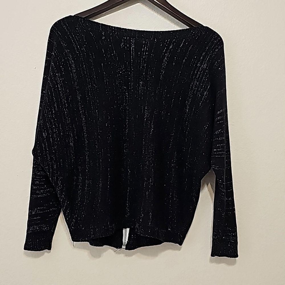 Venti 6 LLC sweater size small.